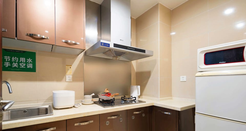 Fridge, stovetop, cookware/dishes/utensils, dining table