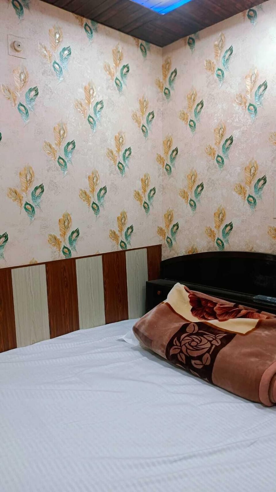 Basic Double Room | Bathroom | Slippers, towels, soap, shampoo