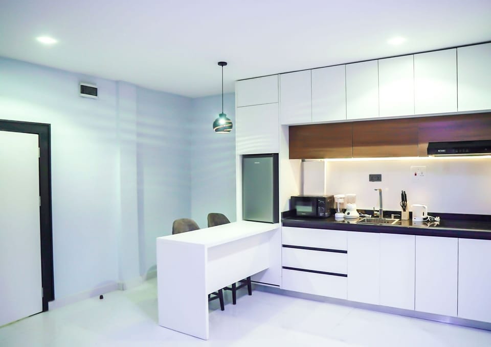 Standard Apartment, Balcony, City View | Private kitchenette | Fridge, microwave, oven, stovetop