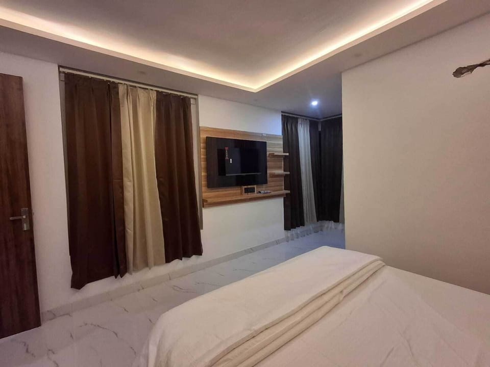 In-room safe, desk, iron/ironing board, free WiFi