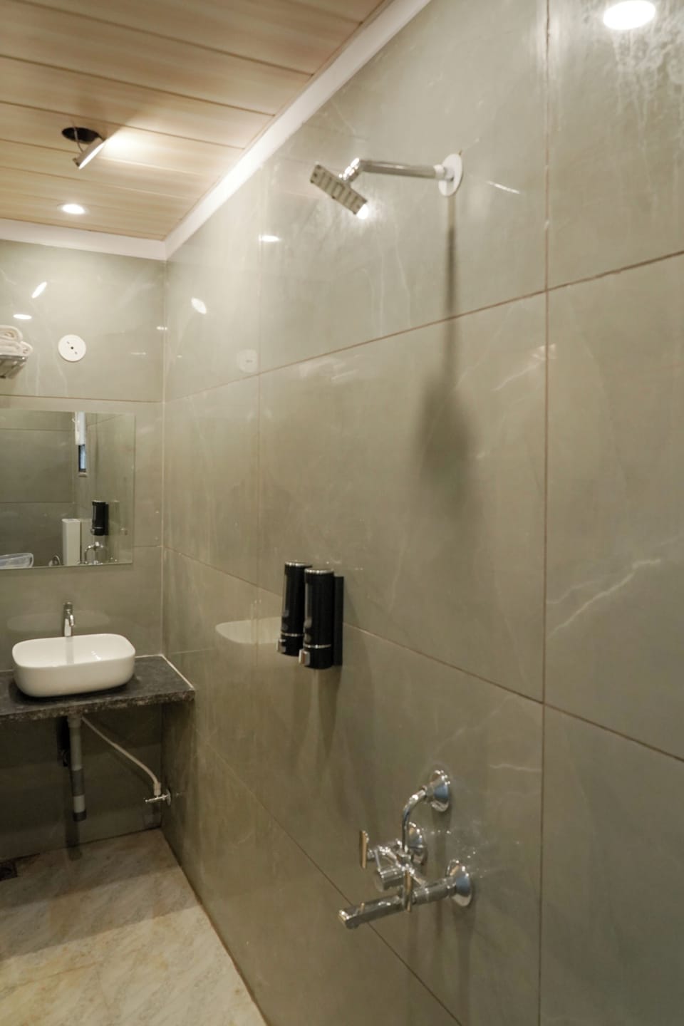 Standard Room | Bathroom | Shower, free toiletries, towels, soap