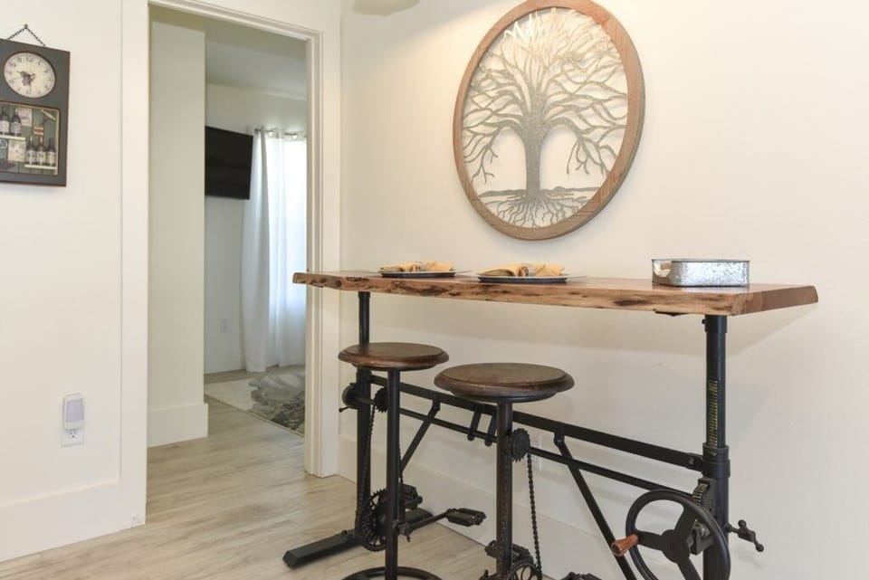 Apartment, 2 Bedrooms | Dining