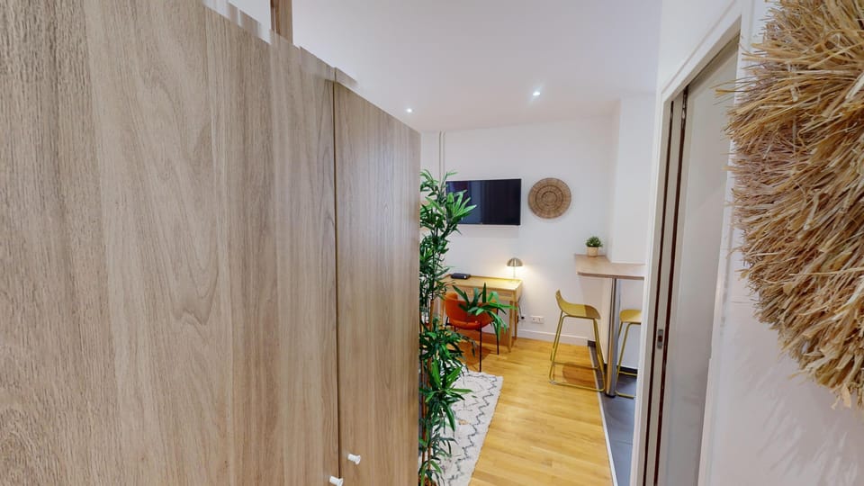 Basic Apartment | Bathroom