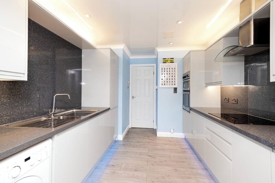 Standard House | Private kitchen | Espresso maker, electric kettle