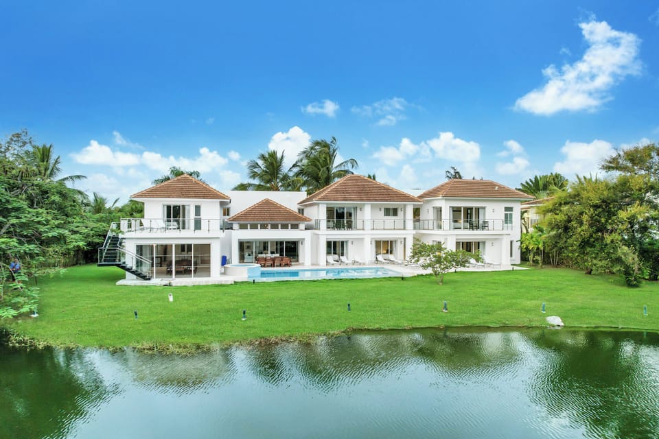 Deluxe Villa, Patio, Lake View | Front of property