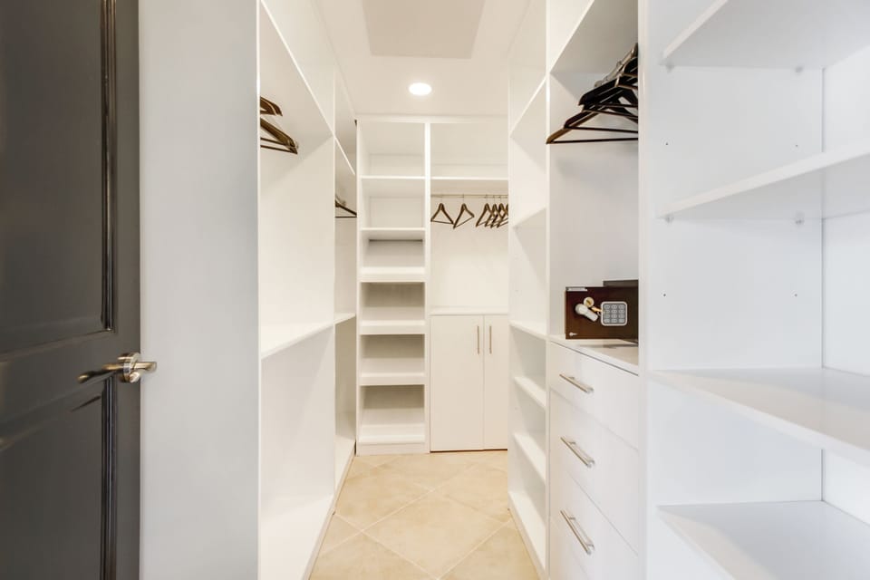 Deluxe Villa, Patio, Lake View | Wardrobe