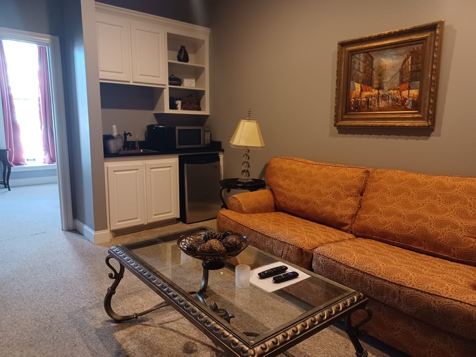The Franklin Suite | Private kitchen | Mini-fridge, microwave