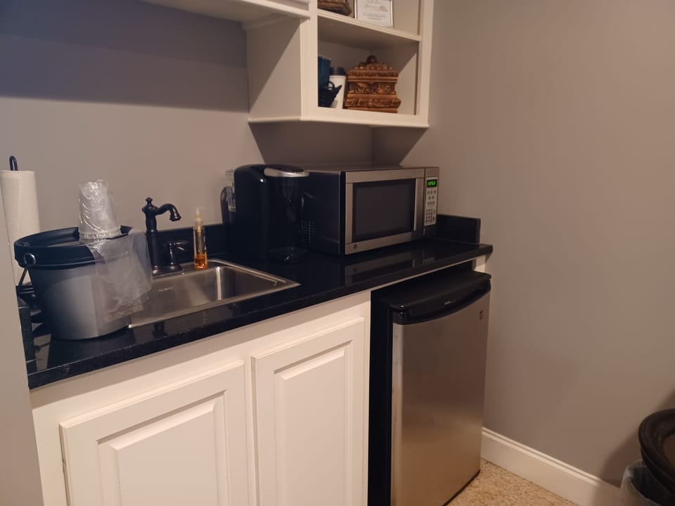 The Franklin Suite | Private kitchen | Mini-fridge, microwave