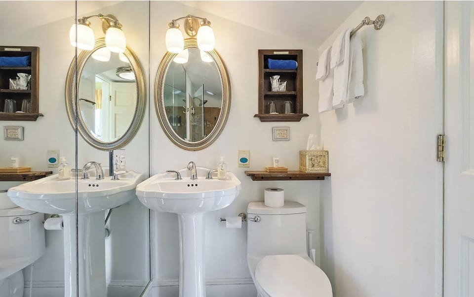 Classic Room, 1 Queen Bed | Bathroom | Hair dryer, slippers, towels, soap