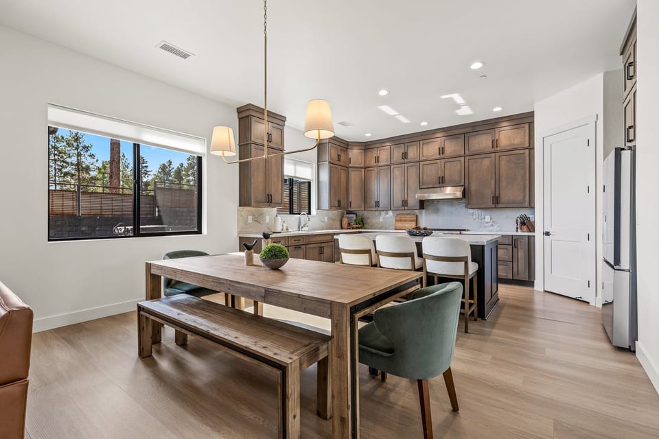 House, Multiple Beds, Hot Tub, Mountain View (Magnolia Flagstaff) | In-room dining