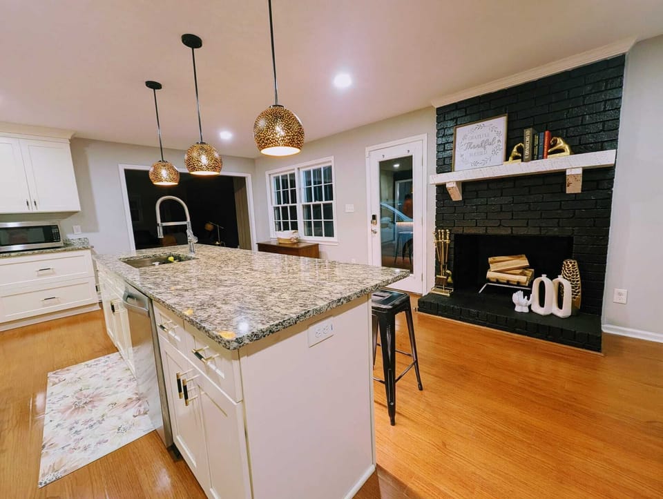 Full-size fridge, microwave, oven, stovetop
