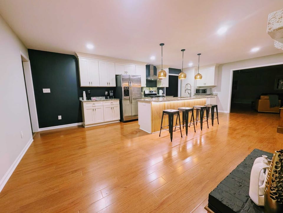 Full-size fridge, microwave, oven, stovetop
