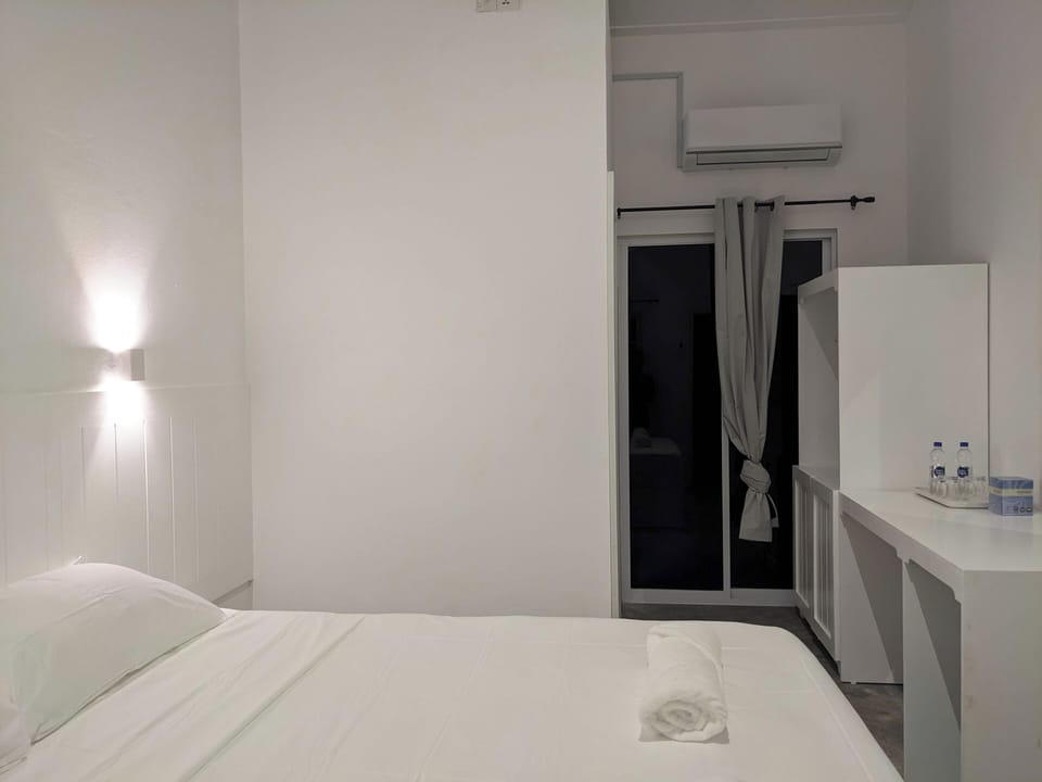 Double Room, Courtyard View | Desk, free WiFi