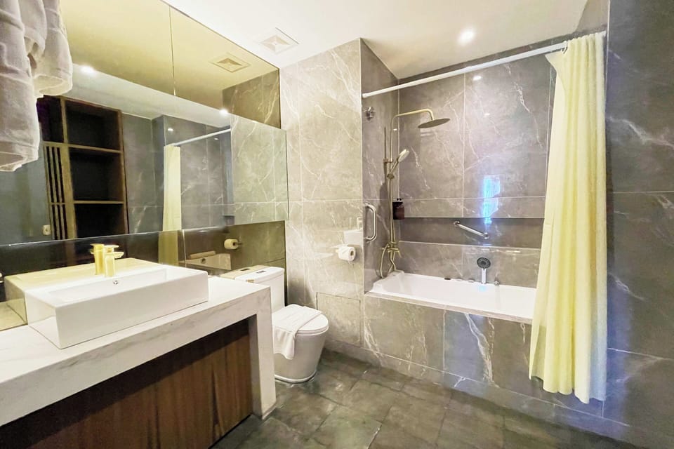Presidential Suite | Bathroom | Shower, rainfall showerhead, free toiletries, hair dryer