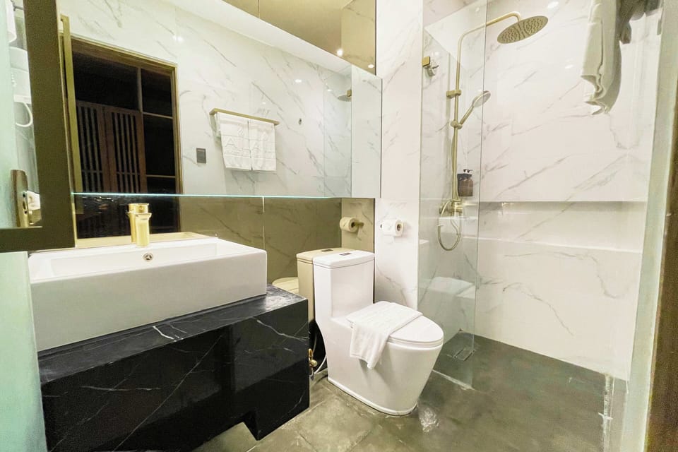 Deluxe King Room | Bathroom | Shower, rainfall showerhead, free toiletries, hair dryer