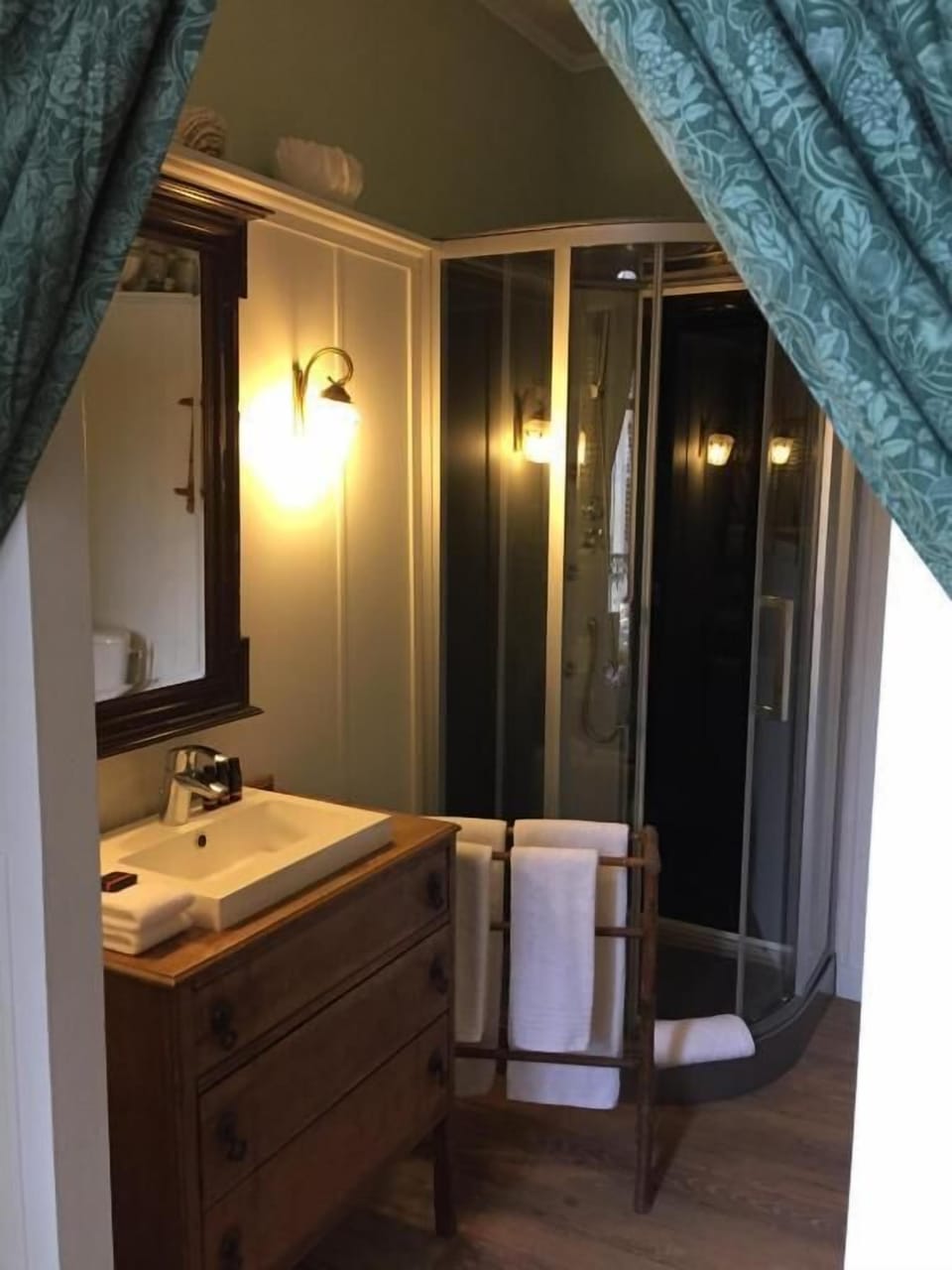 Double Room, Garden View | Bathroom | Hair dryer, towels, soap, shampoo