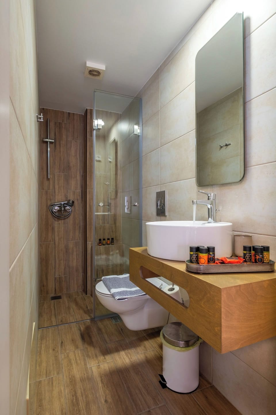 Triple Room | Bathroom | Shower, rainfall showerhead, free toiletries, hair dryer