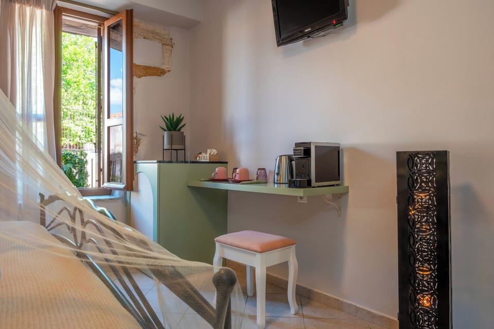 Economy Double Room | Coffee and/or coffee maker