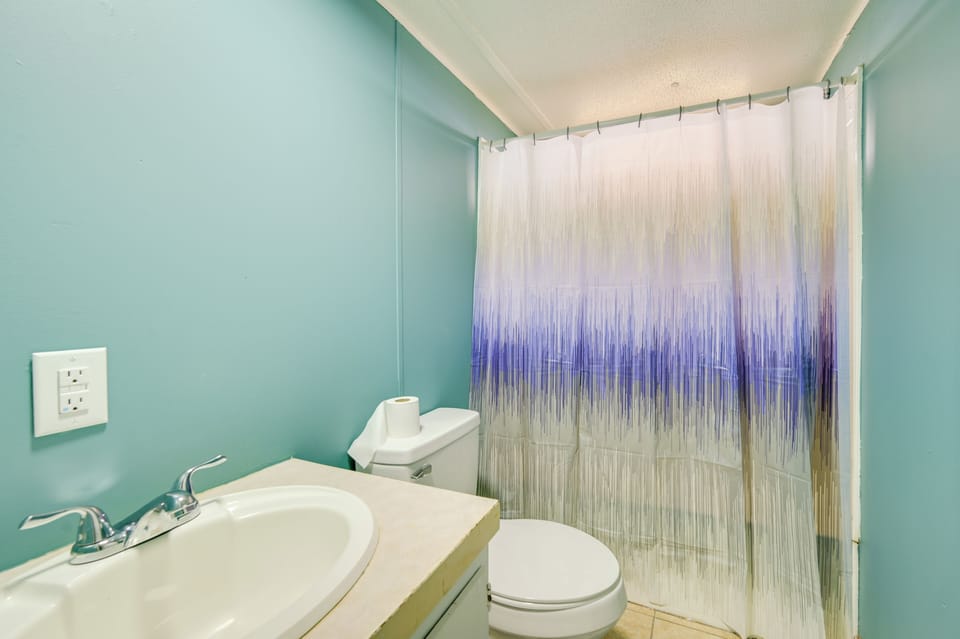 8 Mi to Dtwn Greenville: Pet-friendly Family Home! Cottage in North Carolina