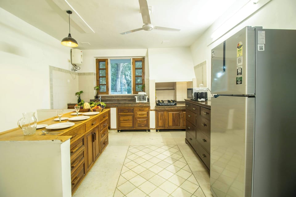 Standard Room, Ensuite, Garden View | Private kitchen | Electric kettle, dining table