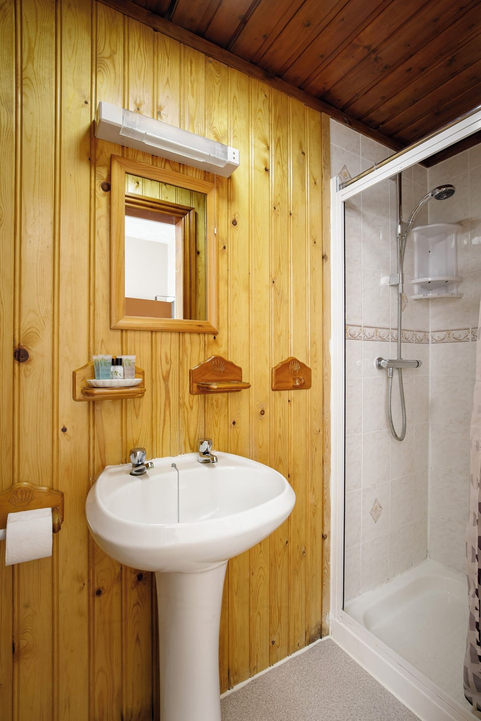Classic Double Room | Bathroom | Towels, soap, shampoo, toilet paper