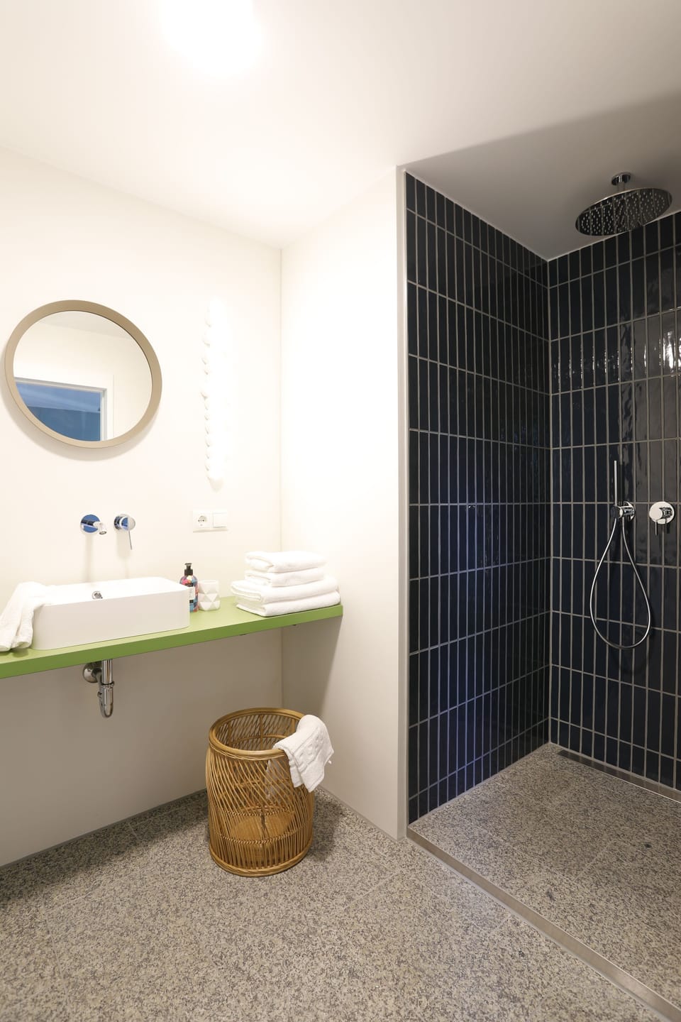 Basic Double Room | Bathroom | Shower, hair dryer, towels, shampoo