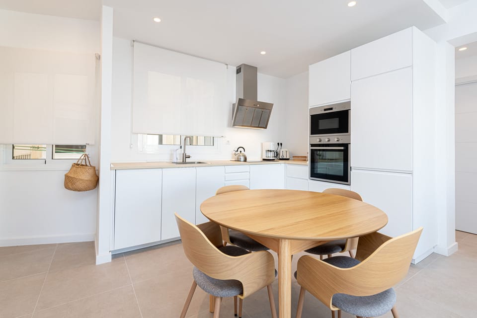 Comfort Apartment, City View | Dining room