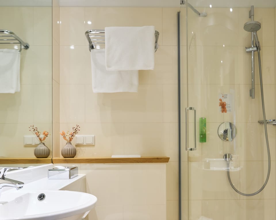 Comfort Single Room | Bathroom | Eco-friendly toiletries, hair dryer, slippers, towels