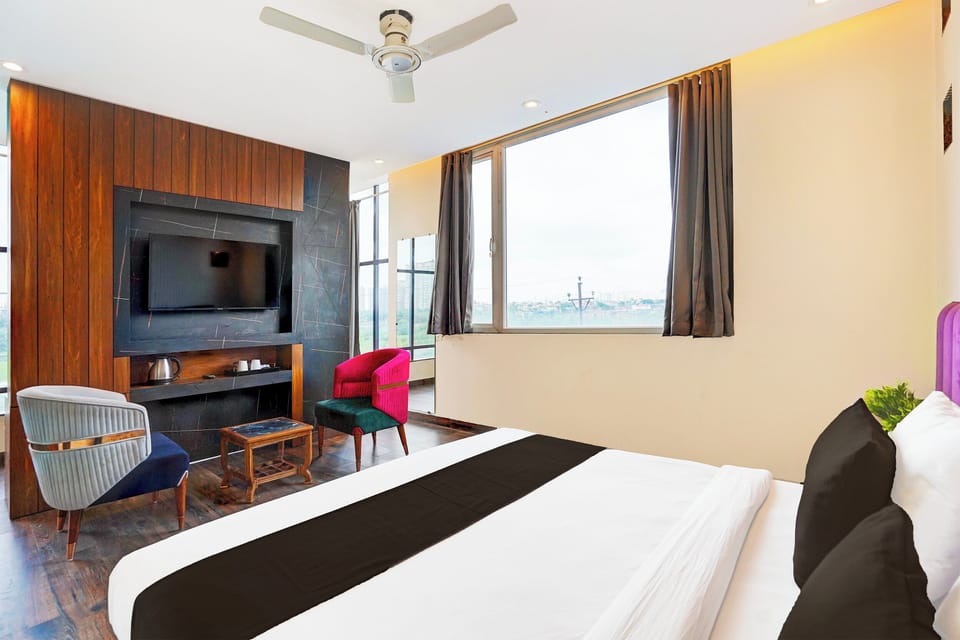 Executive Studio Suite | Living area | 32-inch LED TV with satellite channels, fireplace