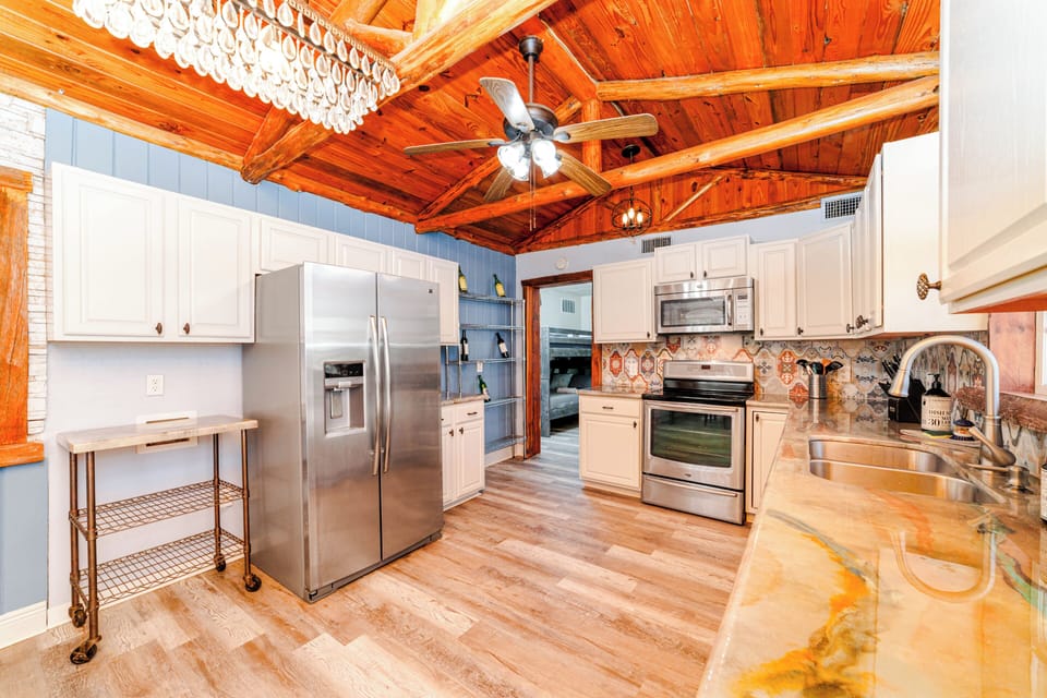 Basic House, Patio | Private kitchen | Full-size fridge, microwave, oven, stovetop