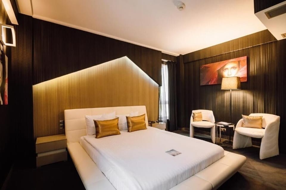 Deluxe Double Room Single Use | In-room safe, desk, laptop workspace, blackout drapes