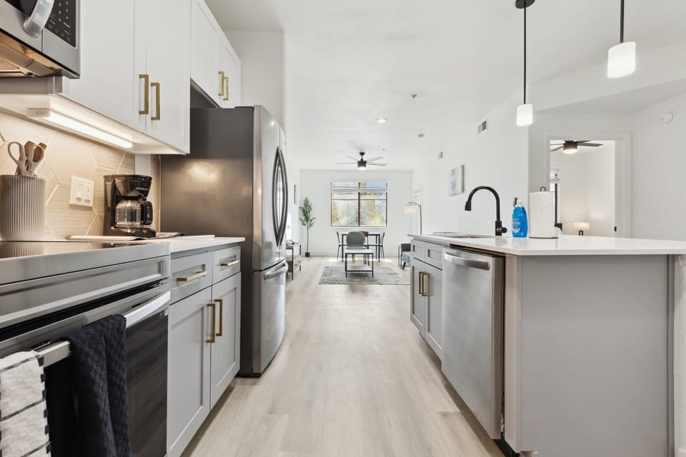 Deluxe Apartment, 1 Bedroom | Private kitchen | Fridge, microwave, oven, stovetop