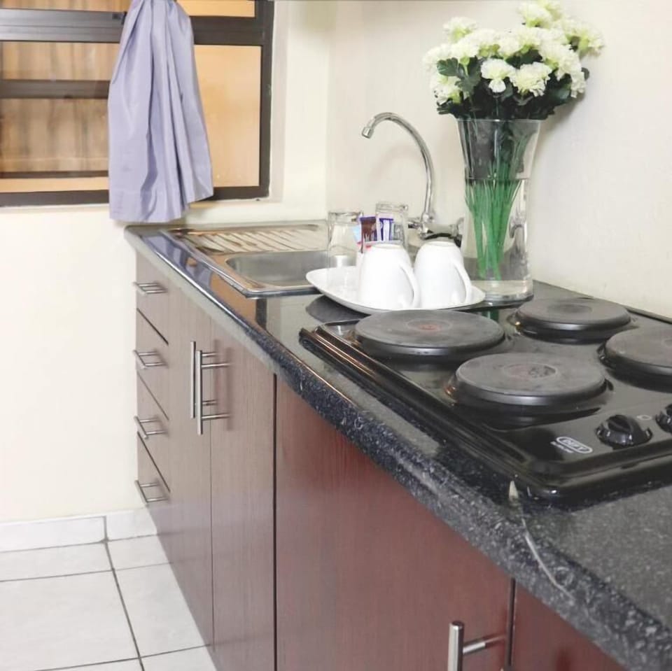 Coffee/tea maker, mini-fridge, microwave, oven