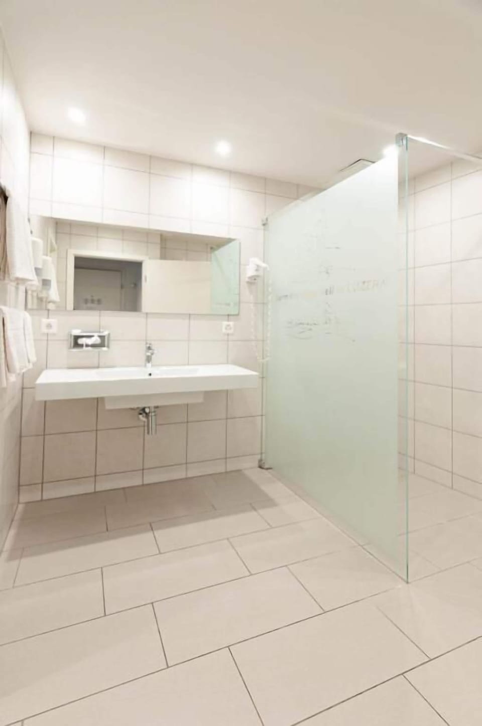 Room for 8 People | Bathroom | Hair dryer