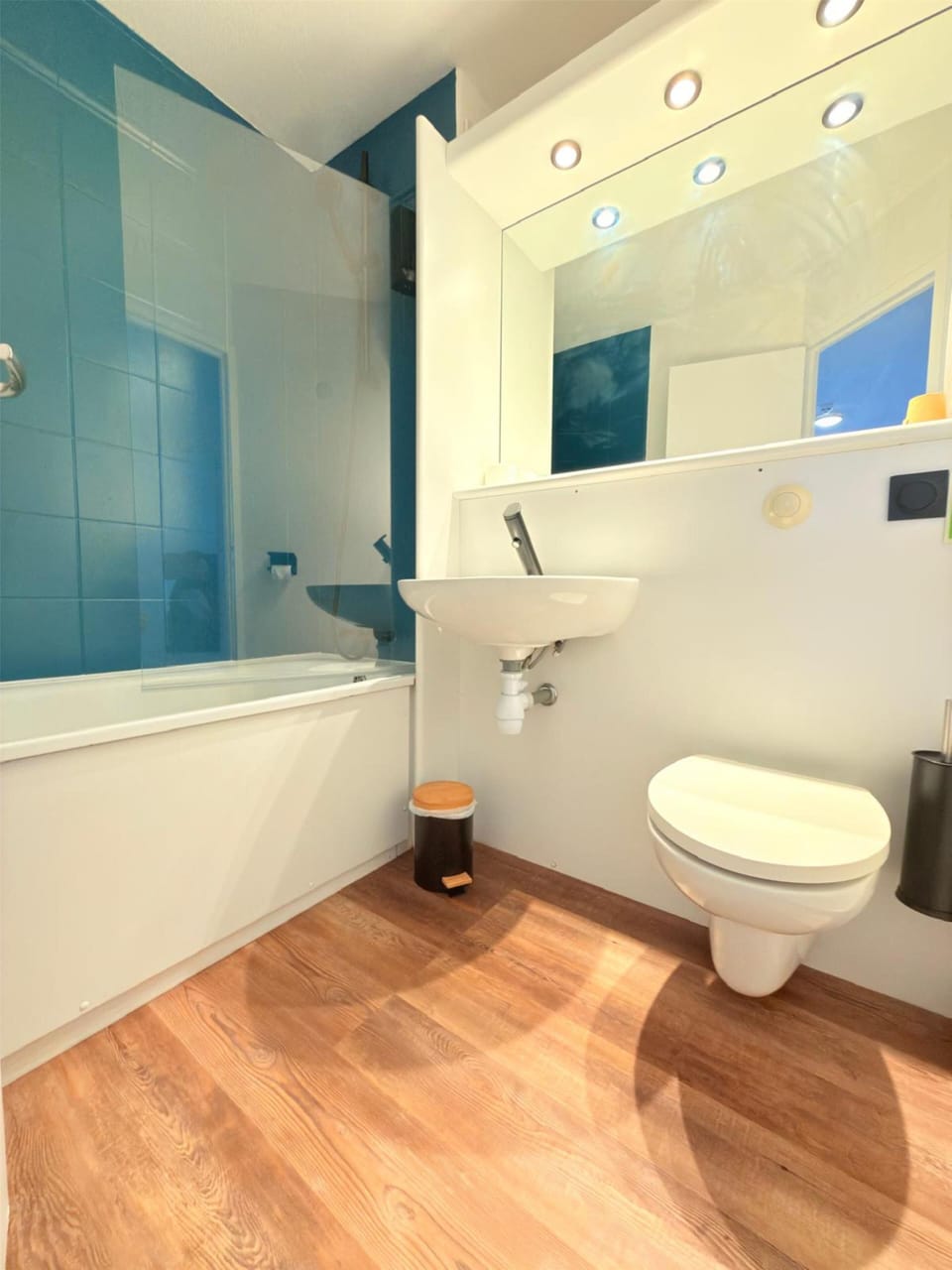 Combined shower/tub, eco-friendly toiletries, hair dryer, towels