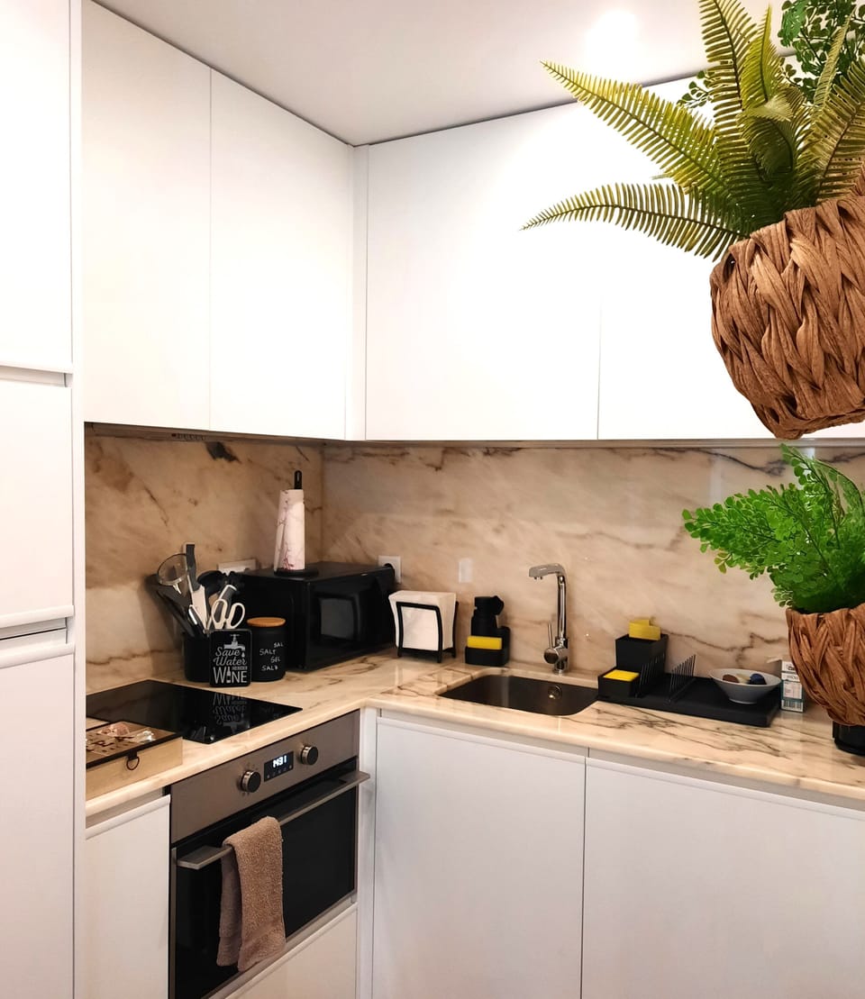 City Studio, Balcony, Courtyard View | Private kitchen | Fridge, microwave, oven, stovetop