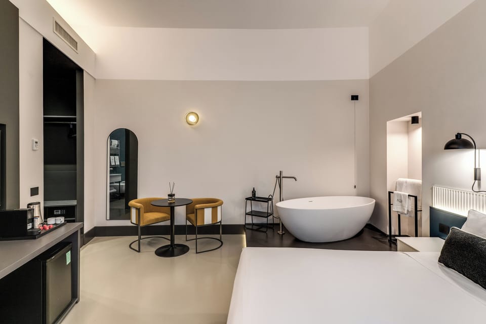 Deluxe Room | Deep soaking bathtub