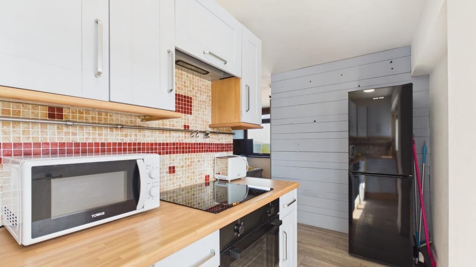 Apartment (1 Bedroom) | Private kitchen | Microwave, oven, dining tables