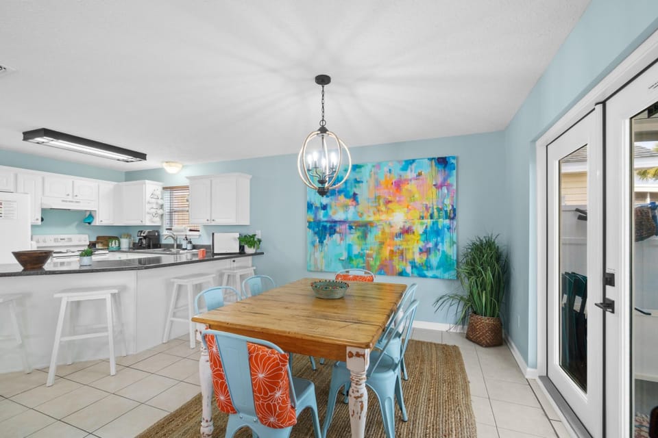 House, Courtyard View | In-room dining