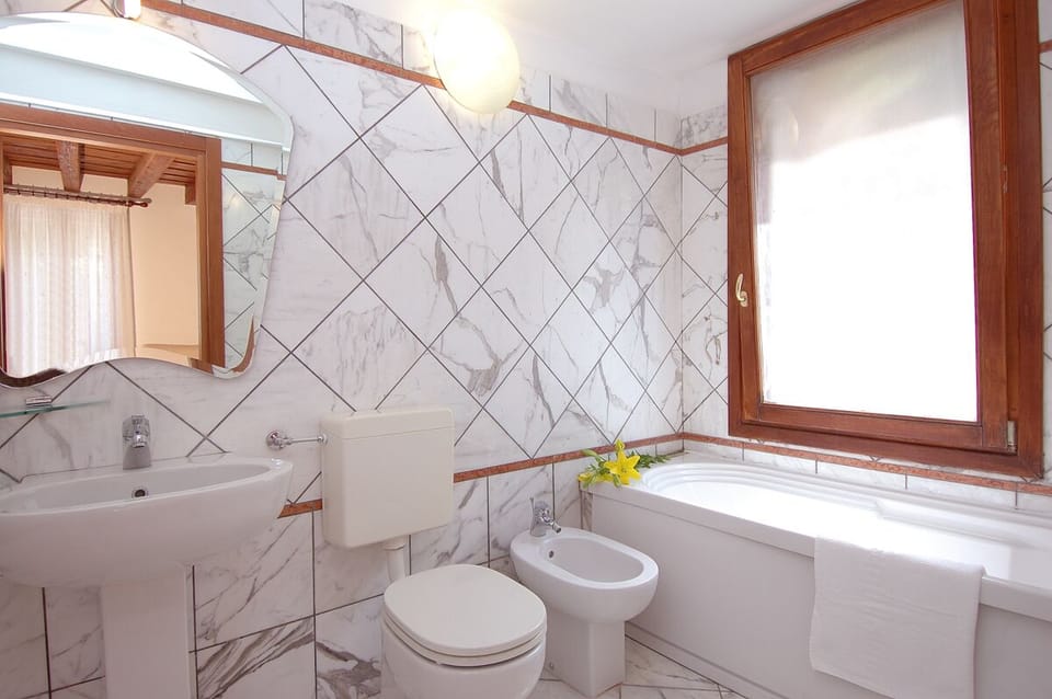 Shower, free toiletries, hair dryer, bidet