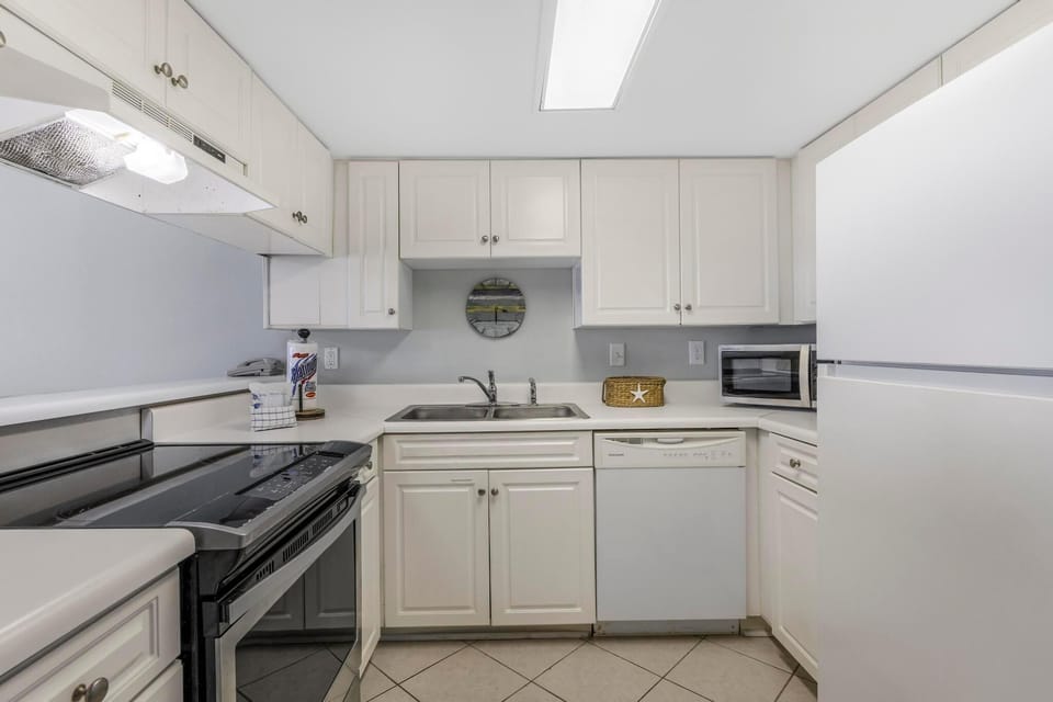Condo, 1 Queen Bed with Sofa bed (Westwind 802) | Private kitchen | Oven, toaster