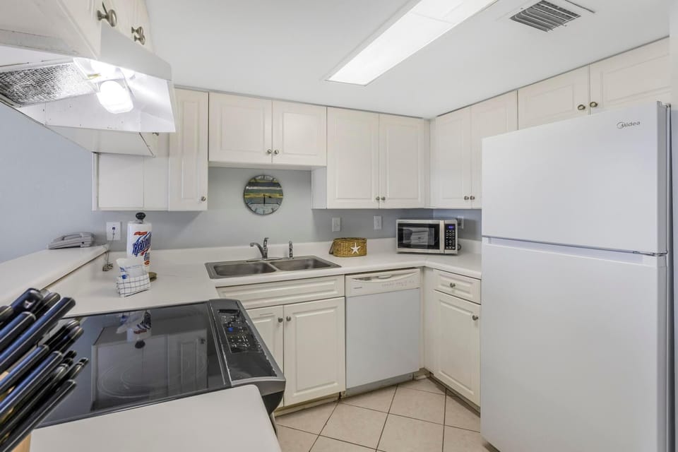 Condo, 1 Queen Bed with Sofa bed (Westwind 802) | Private kitchen | Oven, toaster