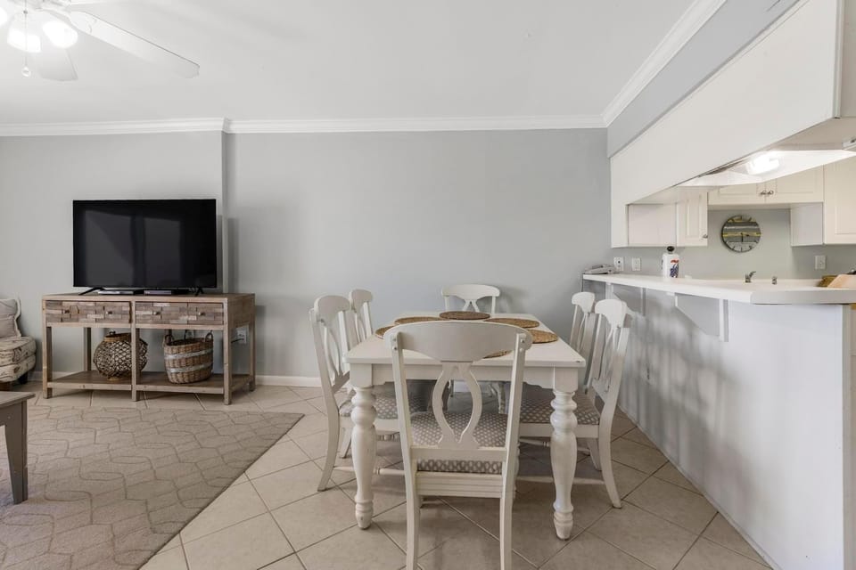 Condo, 1 Queen Bed with Sofa bed (Westwind 802) | Dining