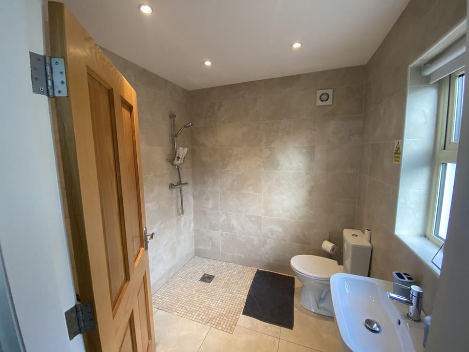 Standard Double or Twin Room, Mountain View | Bathroom | Shower, towels, soap, shampoo