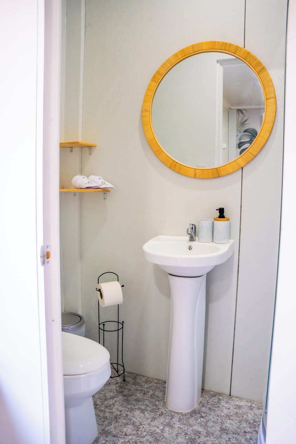 Shower, rainfall showerhead, free toiletries, towels