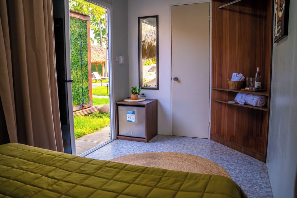 Premium bedding, minibar, blackout drapes, WiFi (free)