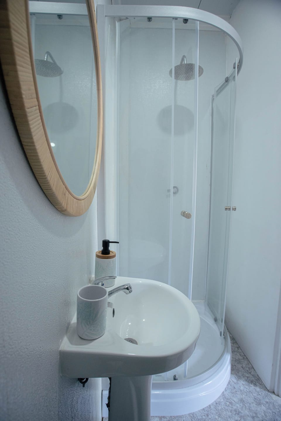 Shower, rainfall showerhead, free toiletries, towels