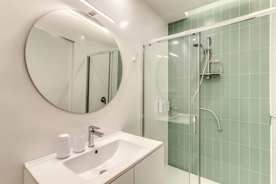 Luxury Triple Room, City View | Bathroom | Shower, hair dryer, bidet, towels