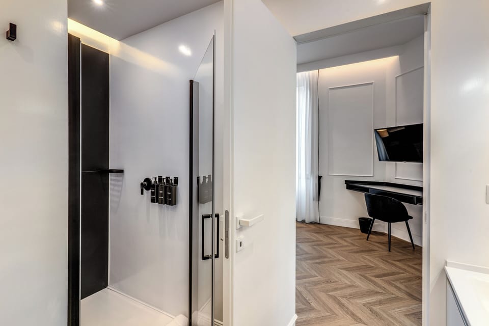 Superior Quadruple Room, City View | Bathroom | Shower, hair dryer, bidet, towels