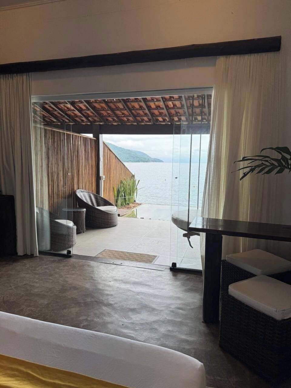 SUITE PRAIA DOS MEROS | Premium bedding, free WiFi